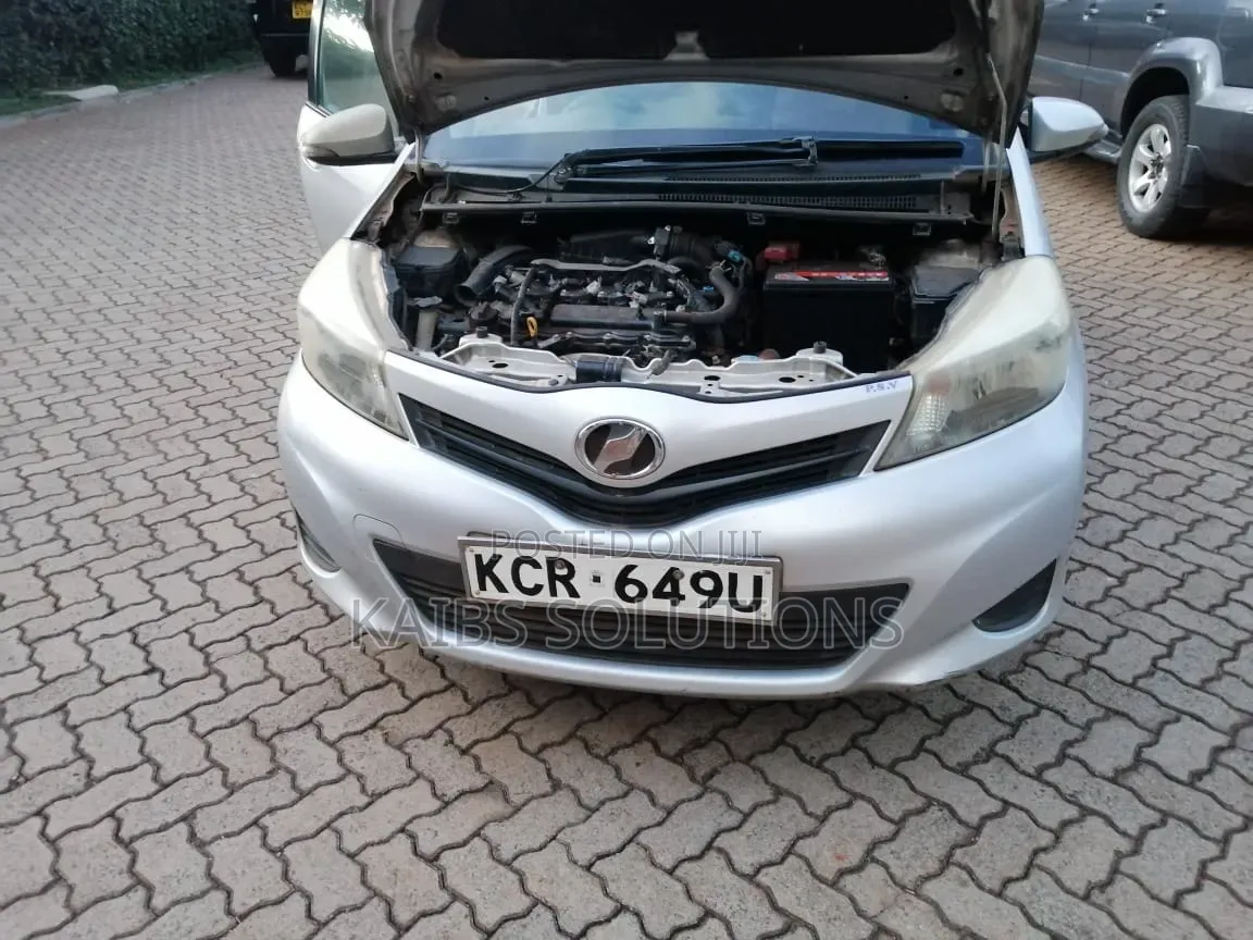 Toyota Vitz 2012 Silver