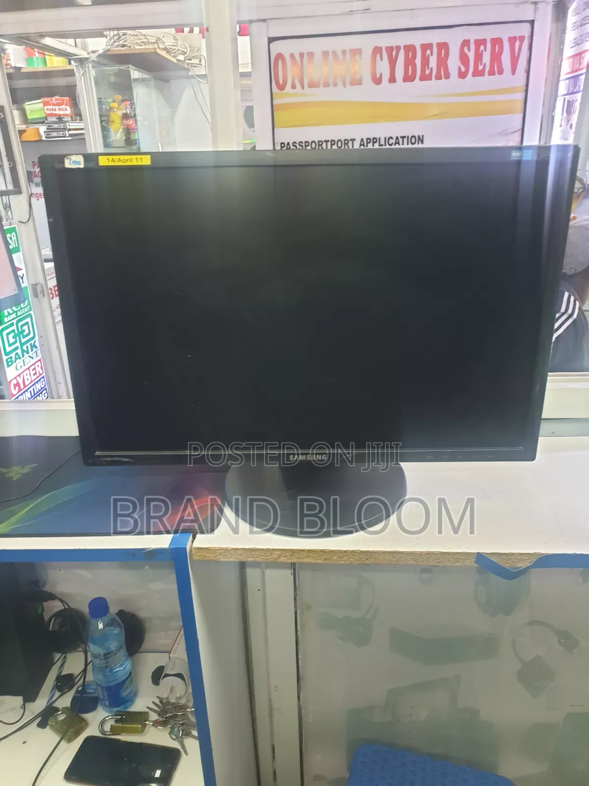 Samsung 24 Inches Stretched