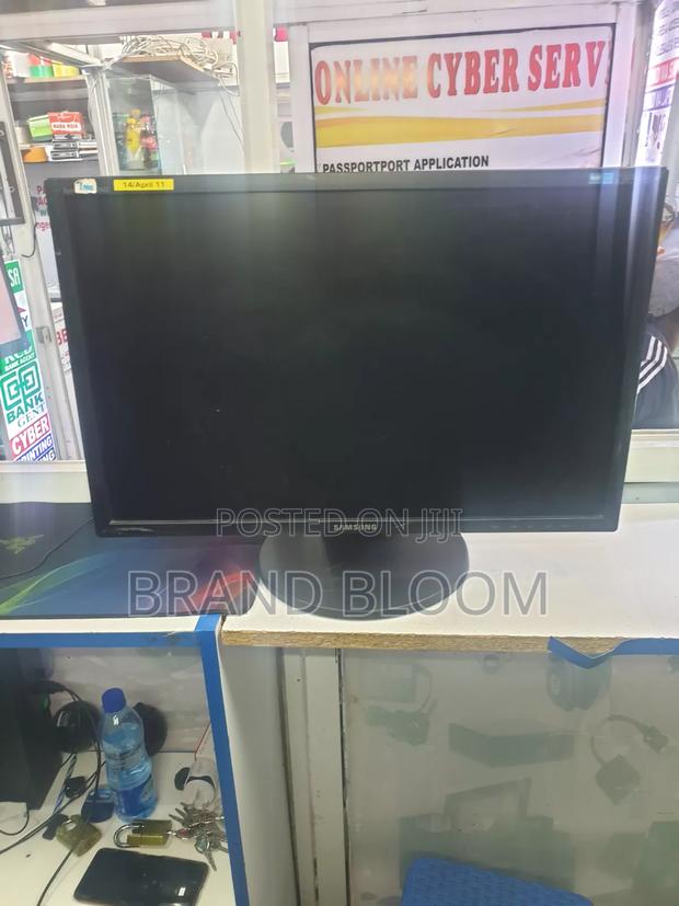 Samsung 24 Inches Stretched