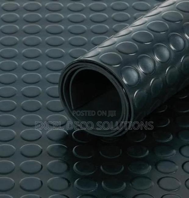 Coin Pattern Rubber Flooring – Perfect for Garages Industrial Areas