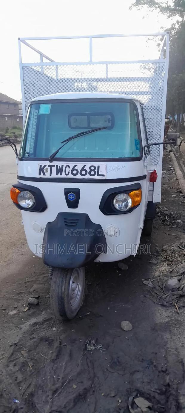 Piaggio 2023 White - main view