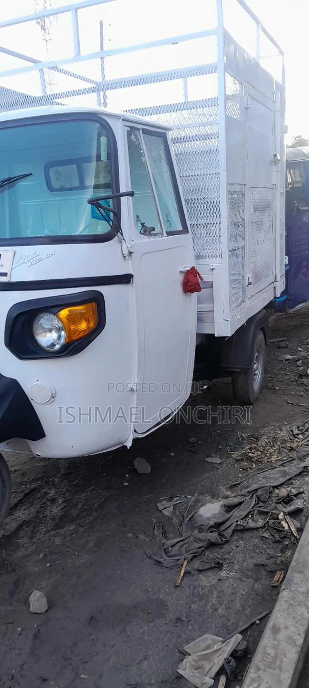 Piaggio 2023 White - thumbnail 4