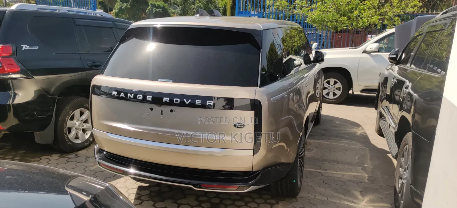 Land Rover Range Rover Vogue 2023 Gold