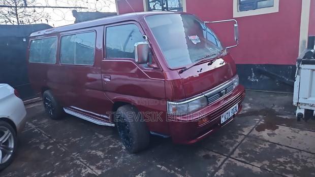 Nissan Caravan (Urvan) 2009 Red