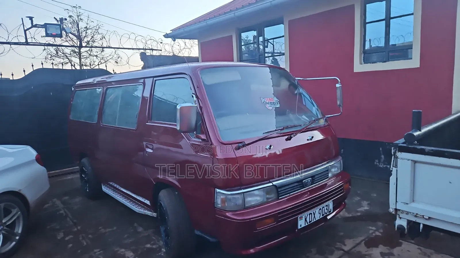 Nissan Caravan (Urvan) 2009 Red