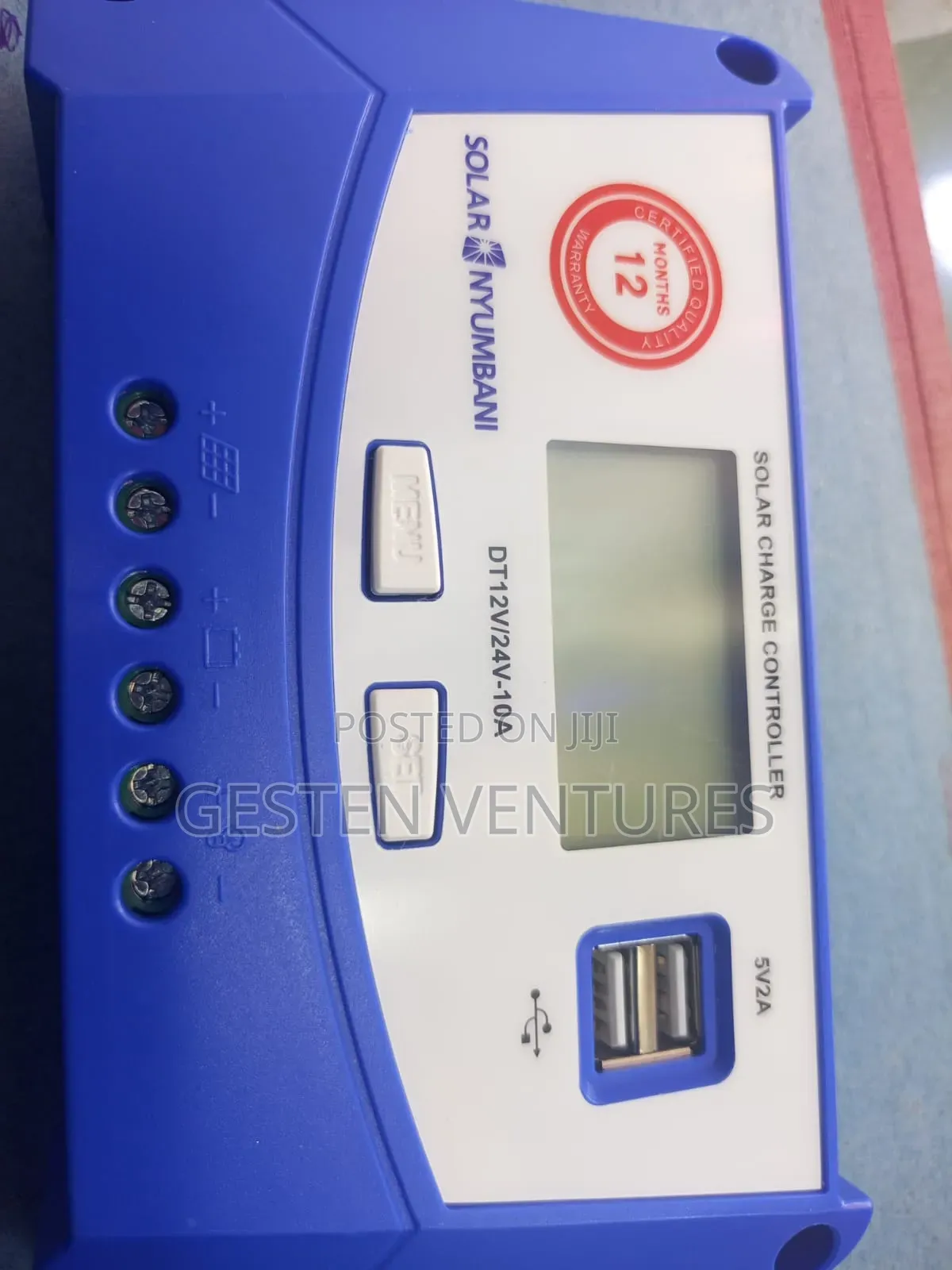 Dt12v/24v-10a Solar Charge Controller With a Charging Port
