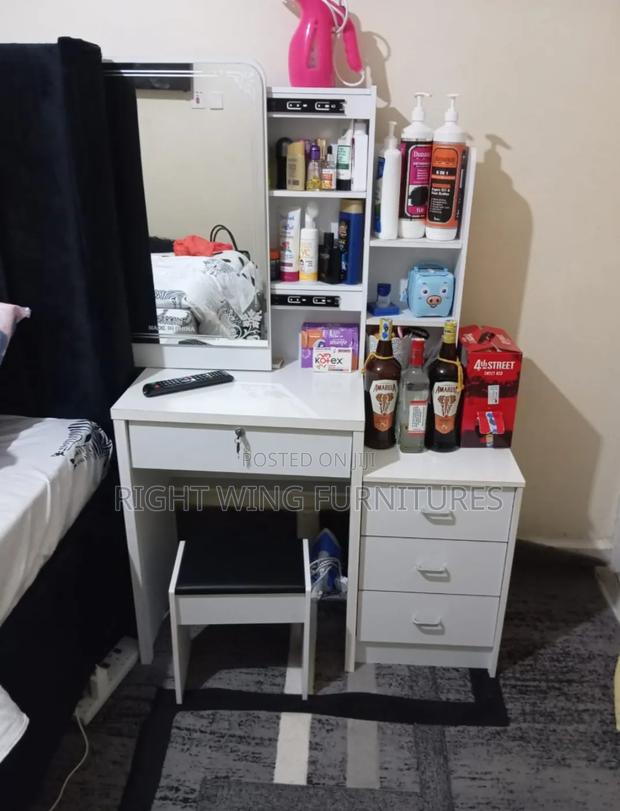 Decent Set Vanity Dressing Setup - main view