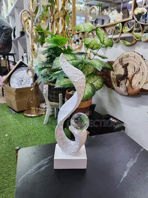 Office/Home Figure Modeling Resin Table Ornaments