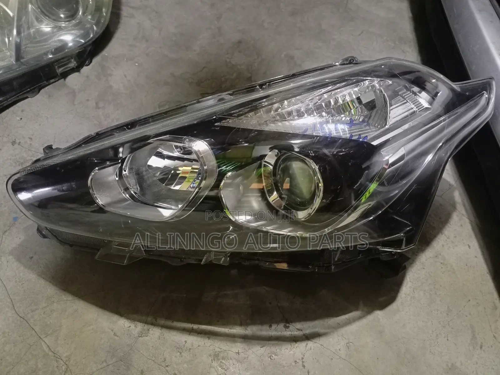 Toyota Harrier 240 Headlight
