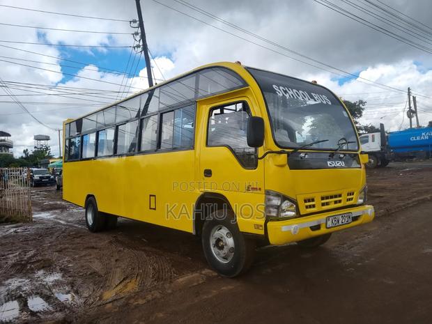 Isuzu NQR 2013 Yellow