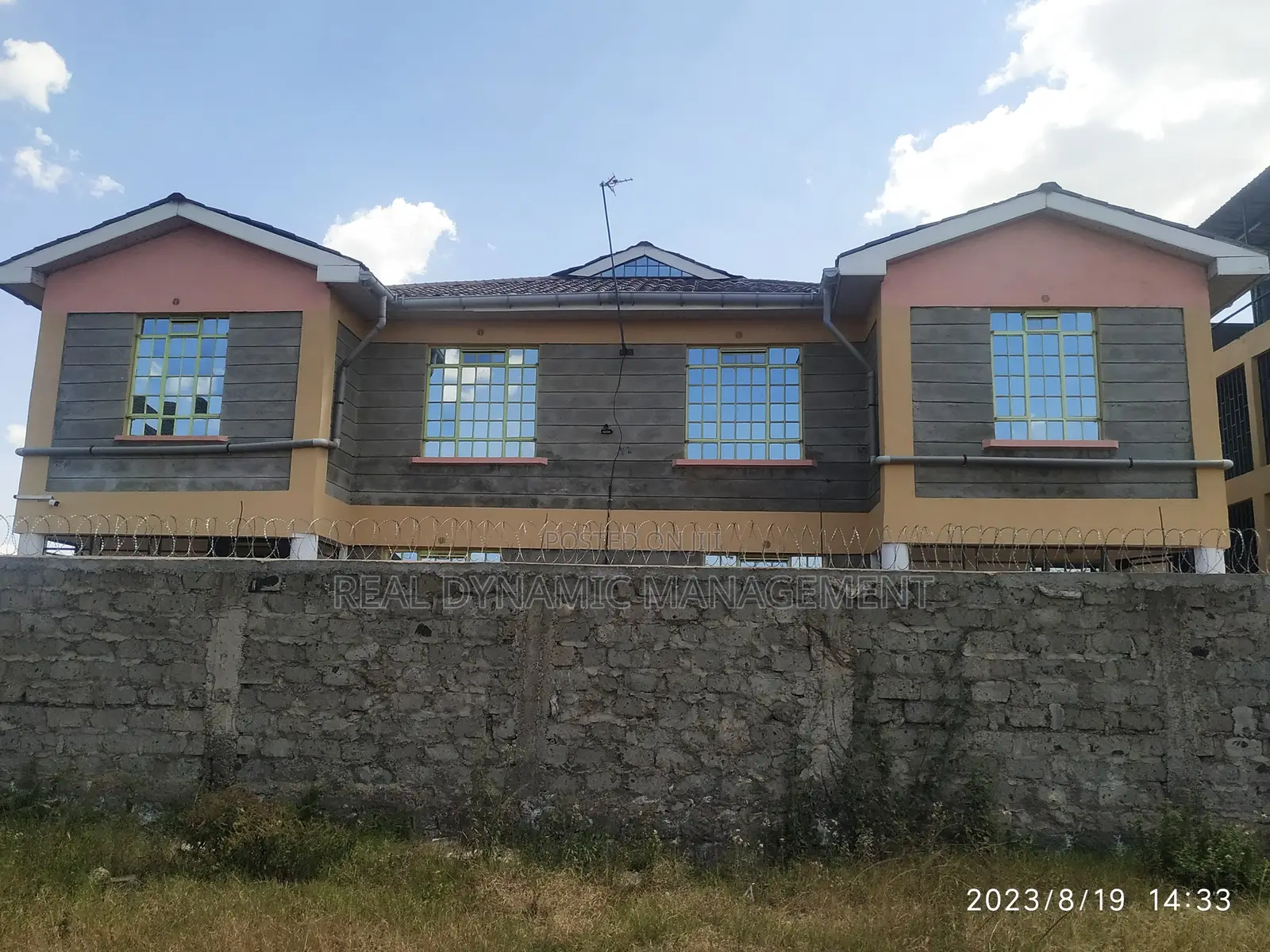 3bdrm Maisonette in Plainsville, Gate B for rent