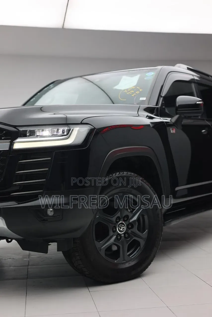 Toyota Land Cruiser LC300 2022 Black