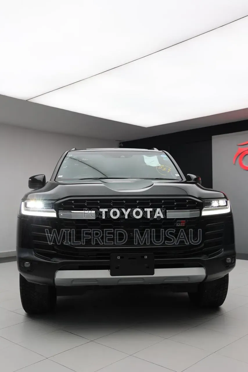 Toyota Land Cruiser LC300 2022 Black