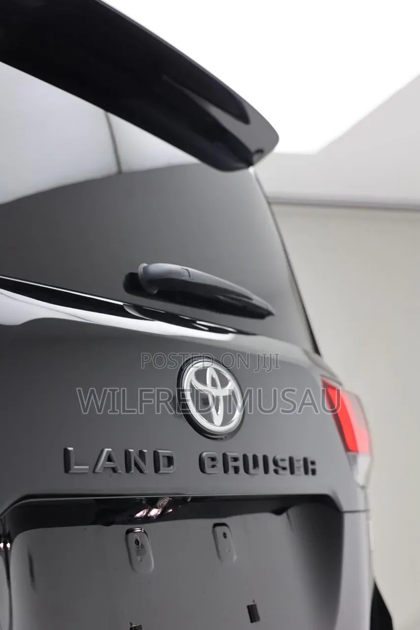 Toyota Land Cruiser LC300 2022 Black