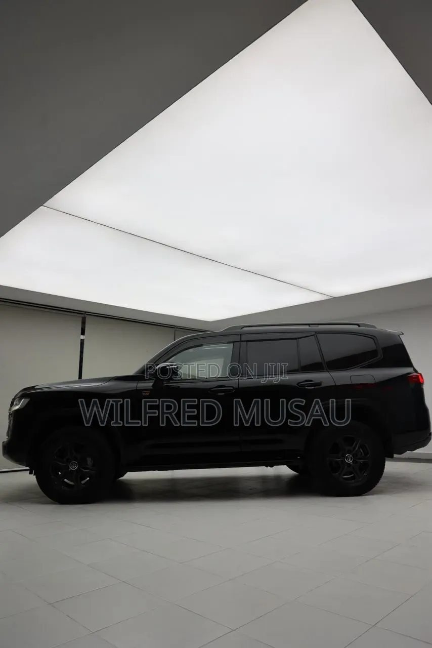Toyota Land Cruiser LC300 2022 Black