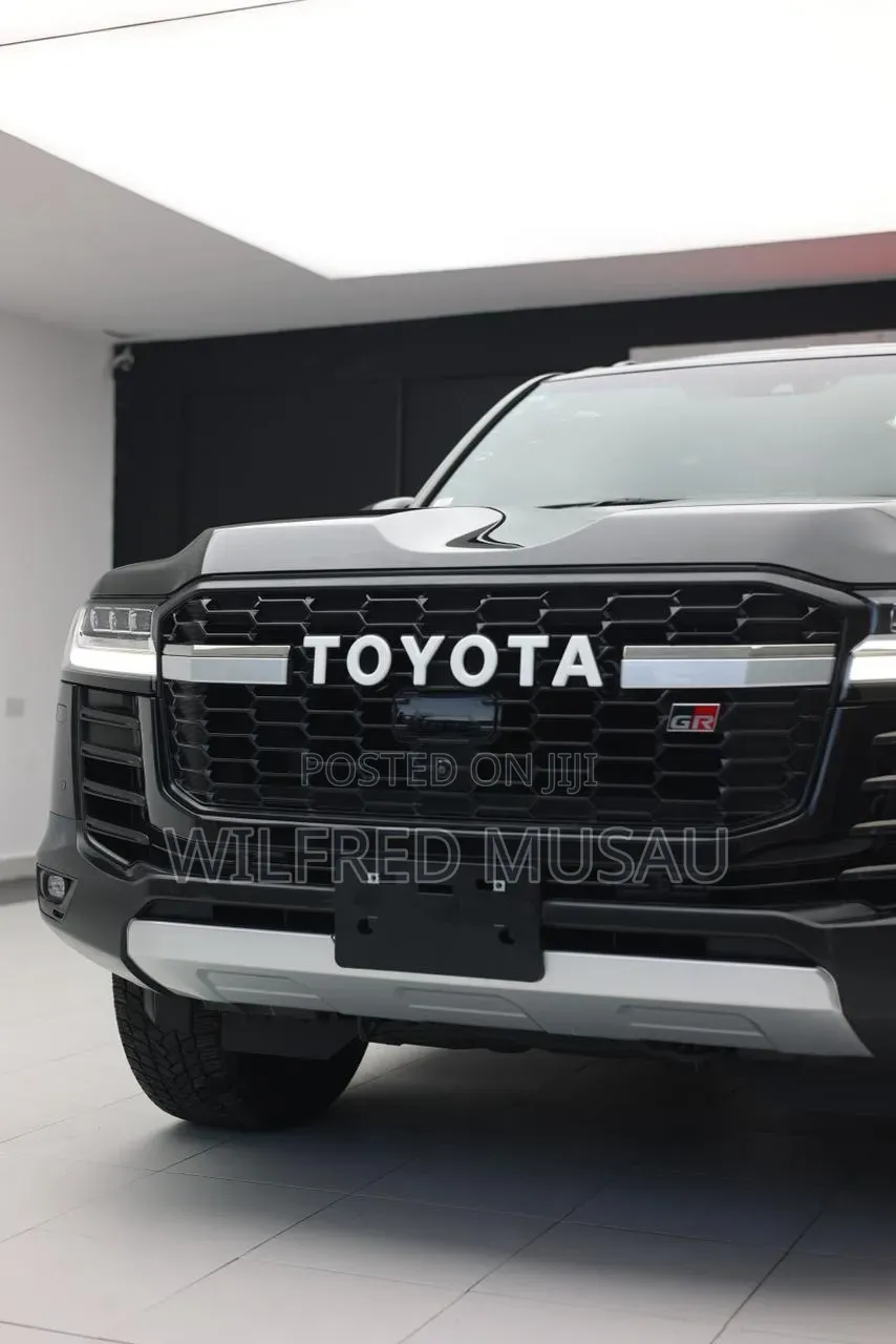 Toyota Land Cruiser LC300 2022 Black