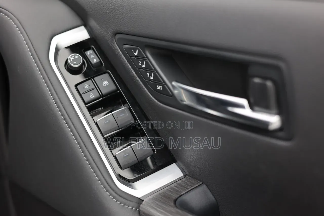 Toyota Land Cruiser LC300 2022 Black