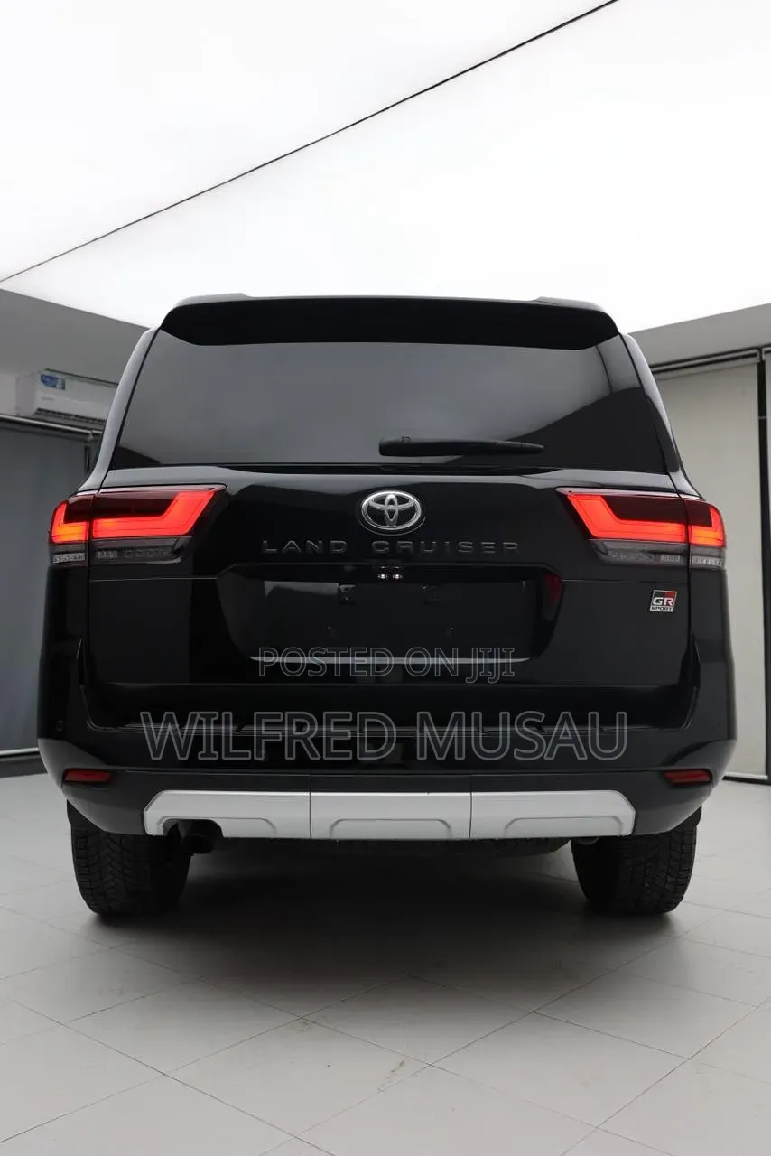 Toyota Land Cruiser LC300 2022 Black