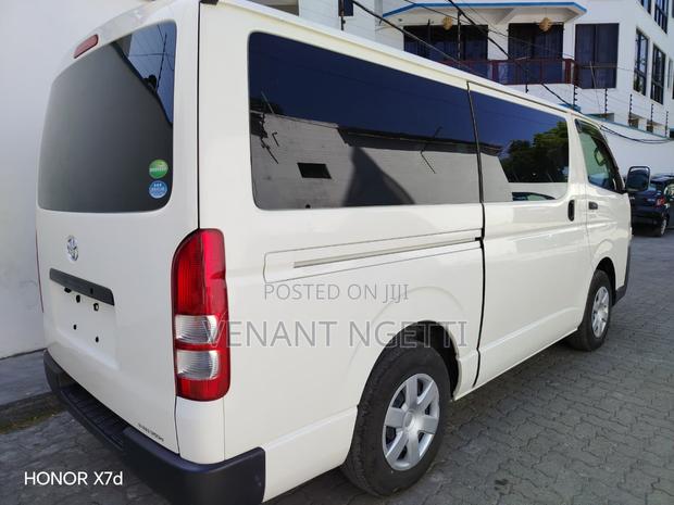 Toyota HiAce 2018 White - thumbnail 10