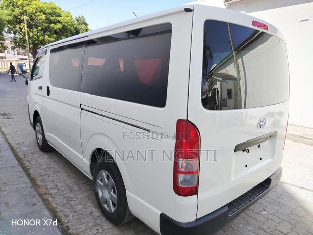 Toyota HiAce 2018 White - thumbnail 11