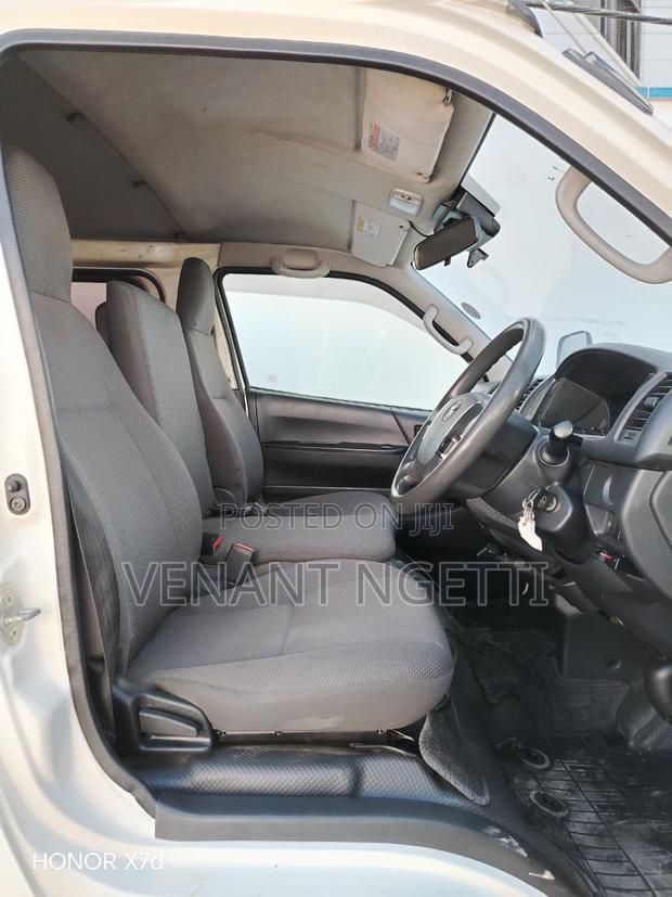 Toyota HiAce 2018 White - thumbnail 13