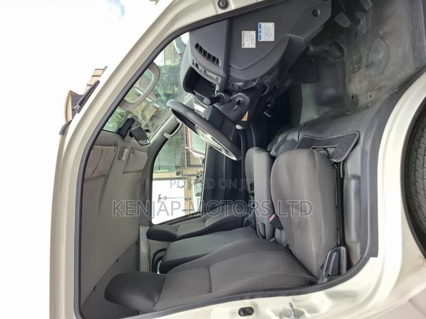Toyota HiAce 2019 Silver - thumbnail 8