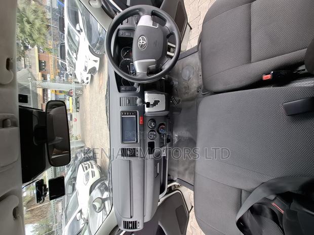 Toyota HiAce 2019 Silver - thumbnail 10
