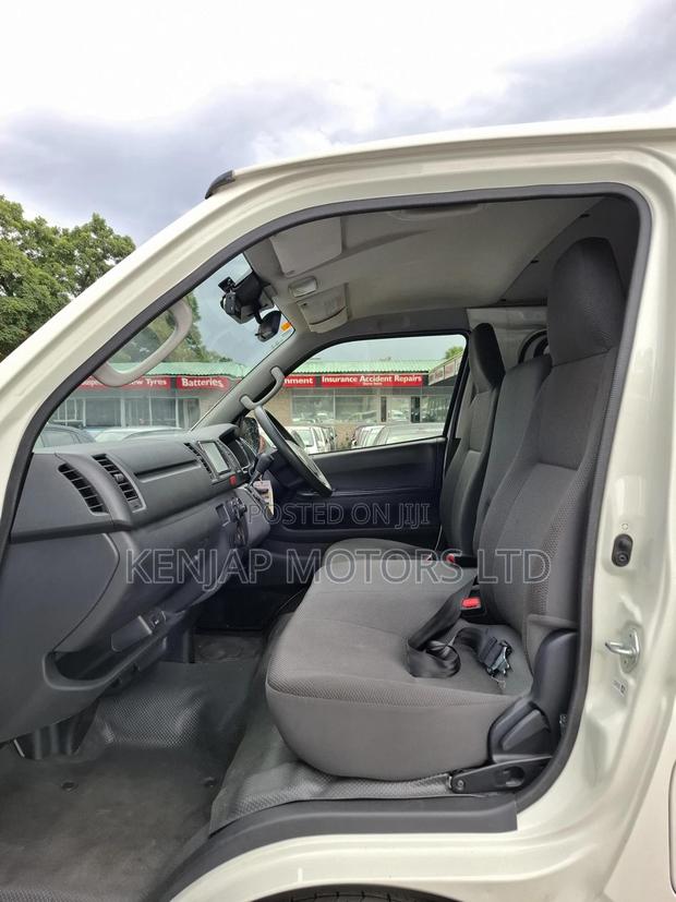 Toyota HiAce 2019 Silver - thumbnail 9
