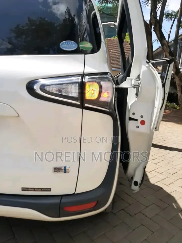 Toyota Sienta 1.5 Hybrid FWD 2019 Off white