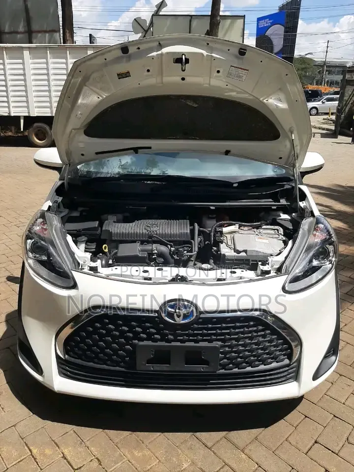 Toyota Sienta 1.5 Hybrid FWD 2019 Off white