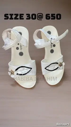 Fashionable Girls Ankle Strap Sandals With Flower Design