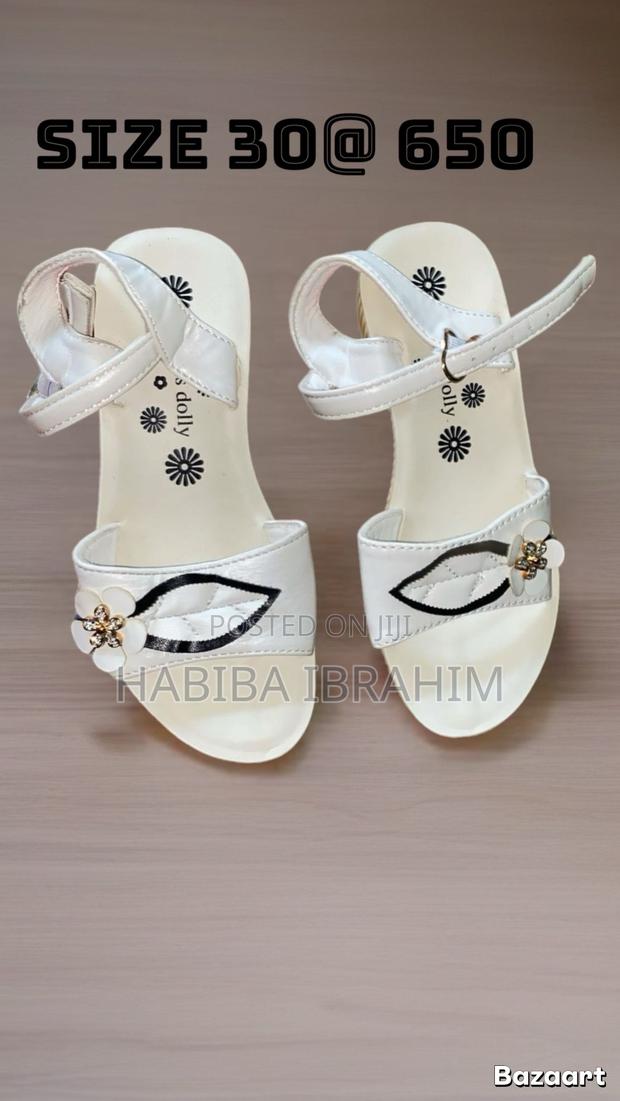 Fashionable Girls Ankle Strap Sandals With Flower Design