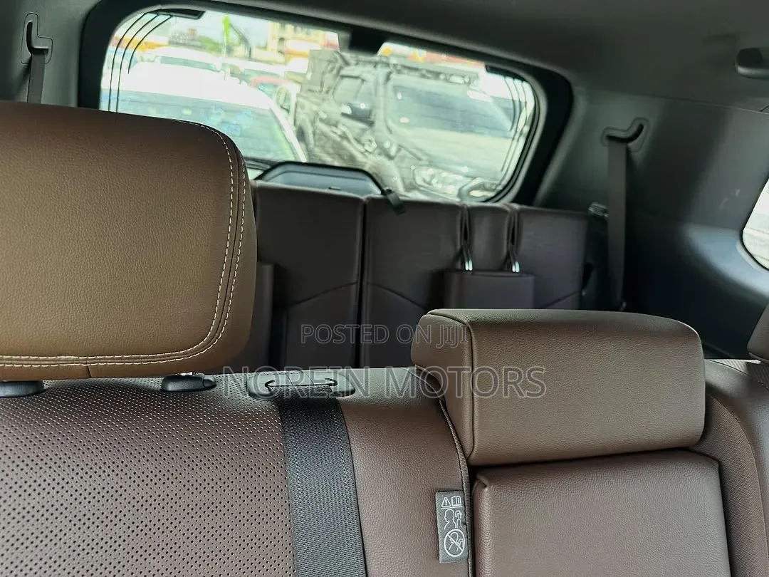 Toyota Land Cruiser LC300 2024 Black