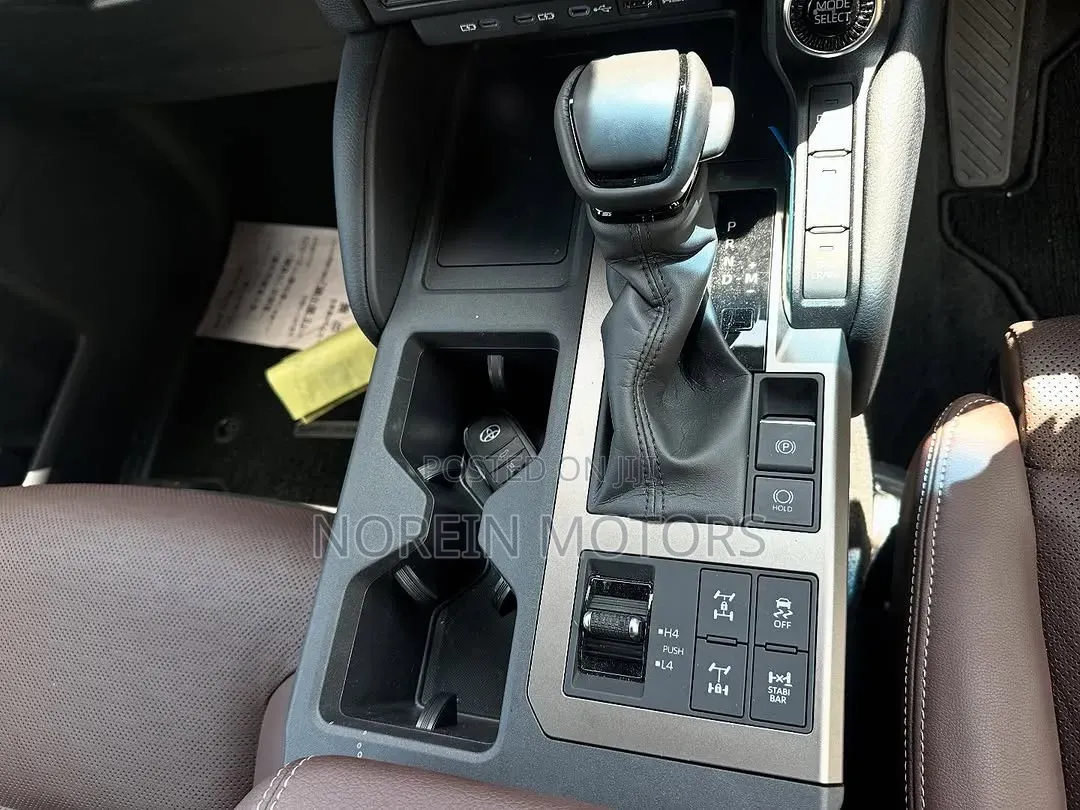 Toyota Land Cruiser LC300 2024 Black