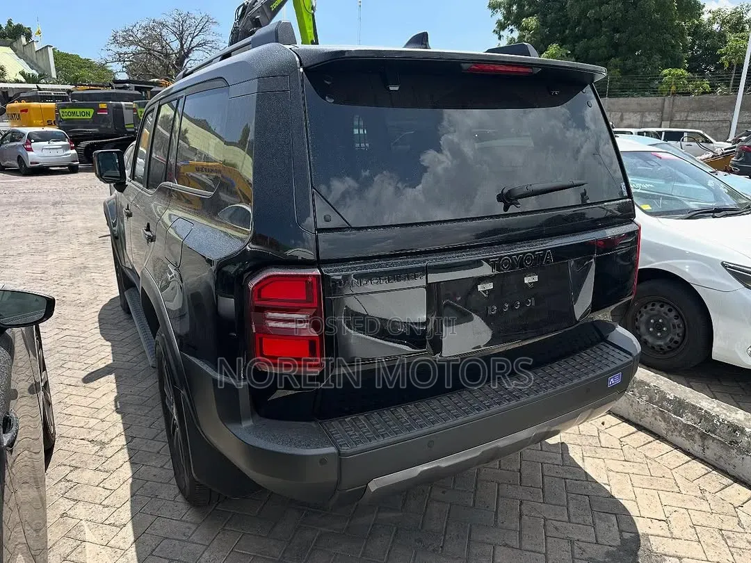 Toyota Land Cruiser LC300 2024 Black