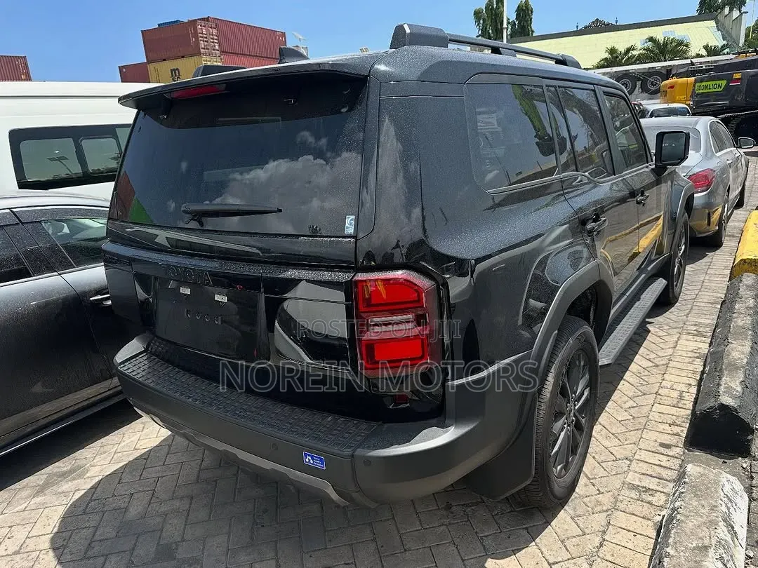 Toyota Land Cruiser LC300 2024 Black