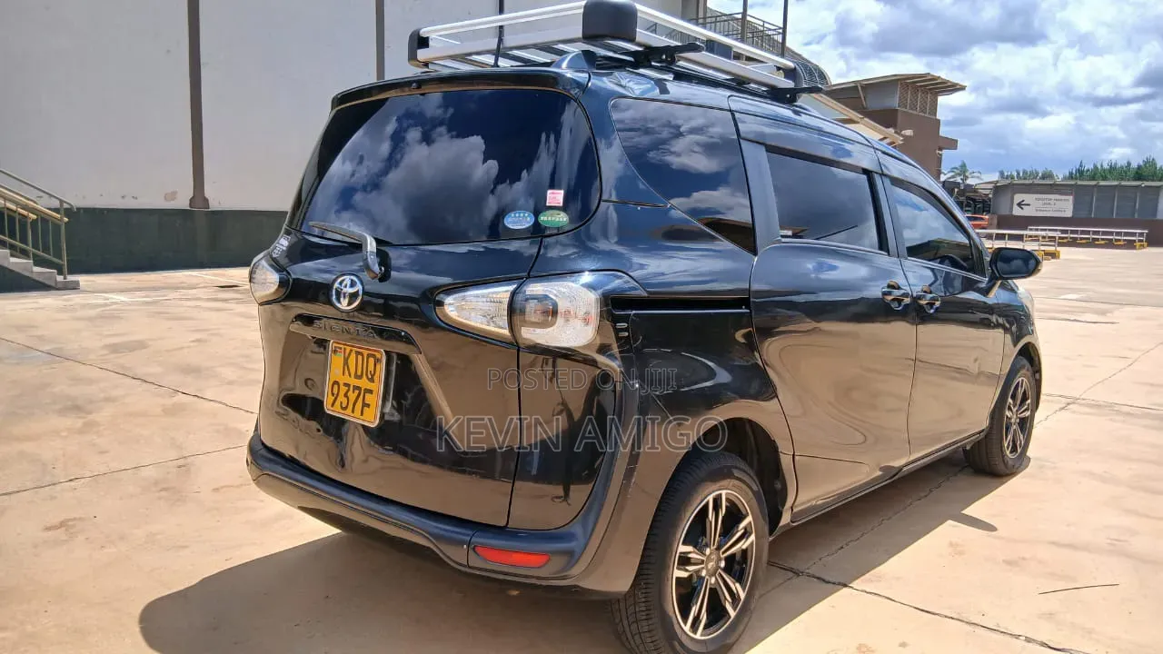 Toyota Sienta 2017 Black