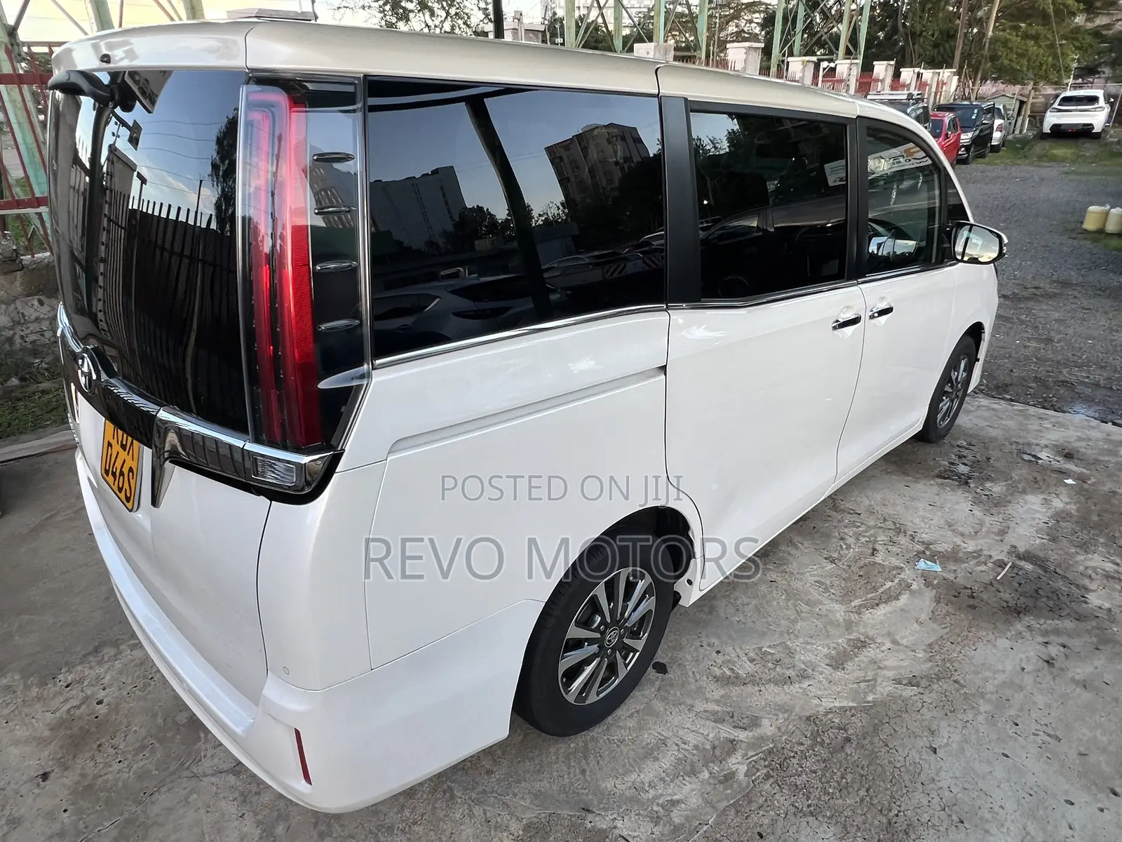 Toyota Esquire 2019 Pearl