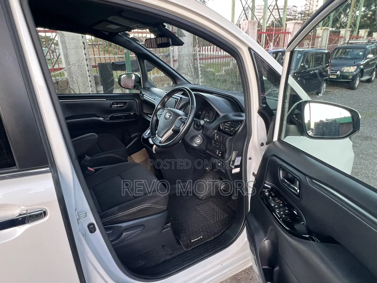Toyota Esquire 2019 Pearl