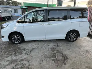 Toyota Esquire 2019 Pearl