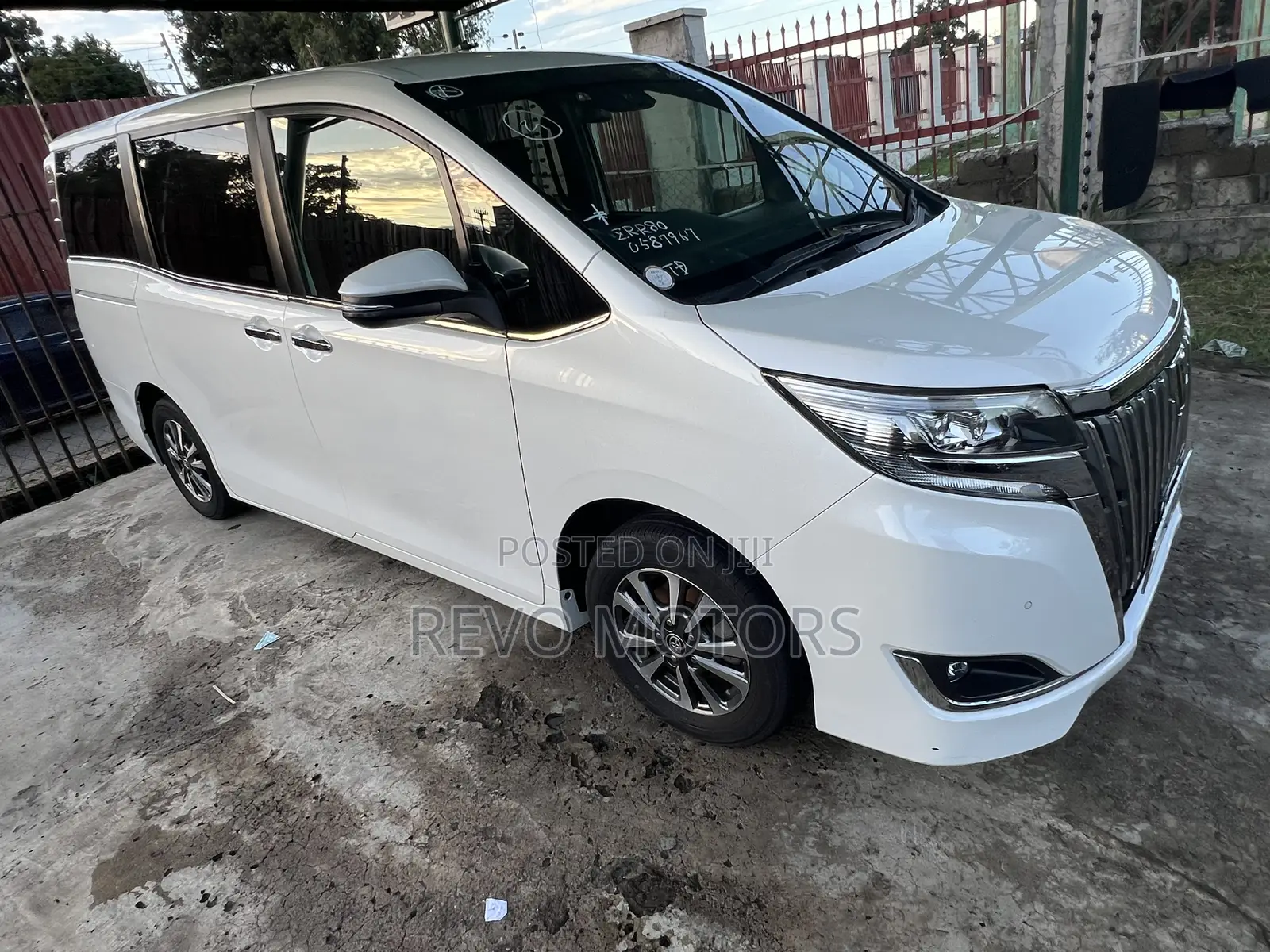 Toyota Esquire 2019 Pearl