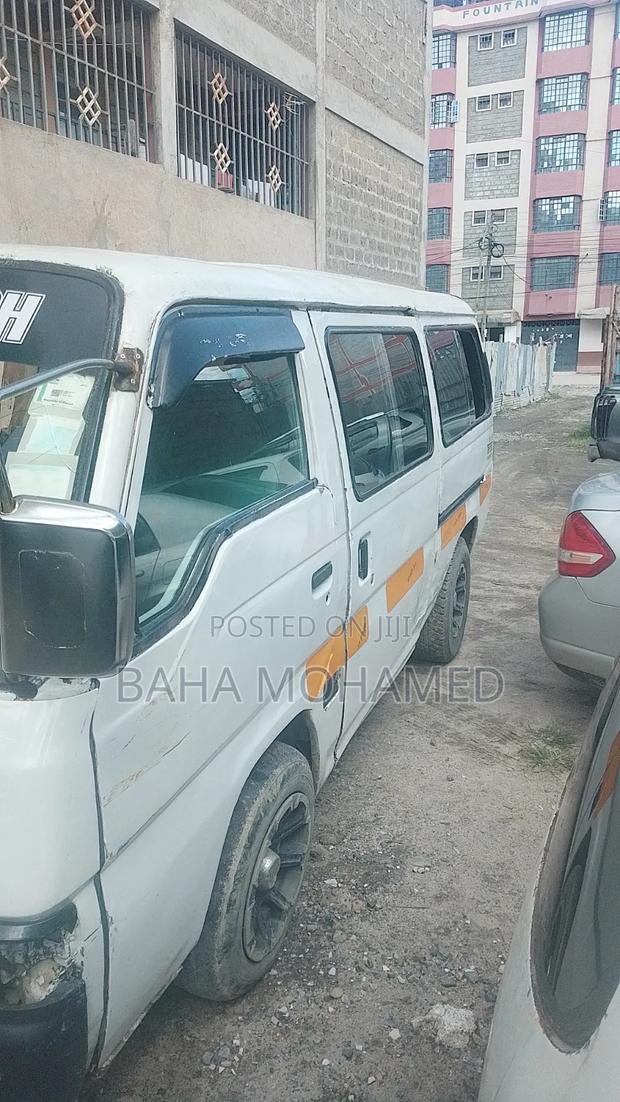 Nissan Caravan (Urvan) 2000 White - thumbnail 3
