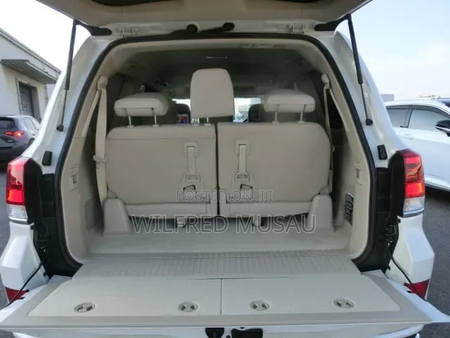 Toyota Land Cruiser 4.6 V8 ZX 2019 White
