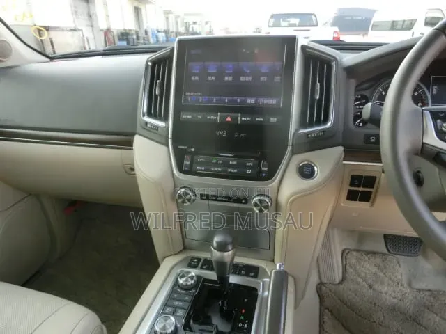Toyota Land Cruiser 4.6 V8 ZX 2019 White