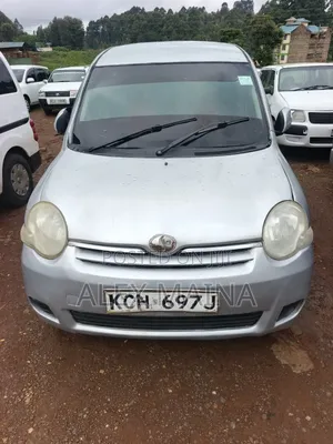Toyota Sienta 1.5 FWD 2010 Silver