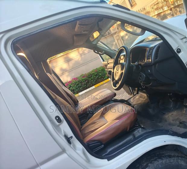 Toyota HiAce 2019 White - thumbnail 9