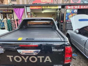 Manual Roller Shutter Cover – Toyota Hilux Double Cab