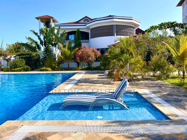 Luxury Airbnbs/Accomodation