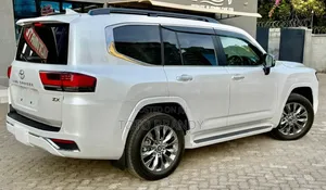Toyota Land Cruiser LC300 2023 White