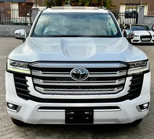 Toyota Land Cruiser LC300 2023 White